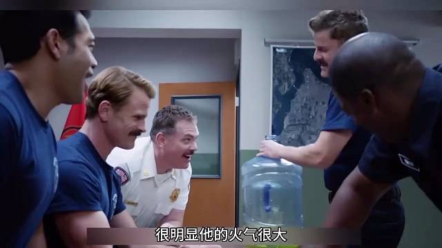 消防员聚在一起比谁的膀胱大