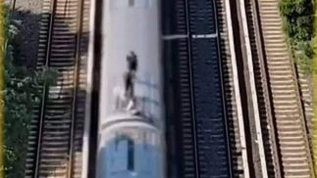 现实版“地铁跑酷”，纽约多名青少年攀爬行驶铁路车顶，警方依托航拍执法实施抓捕