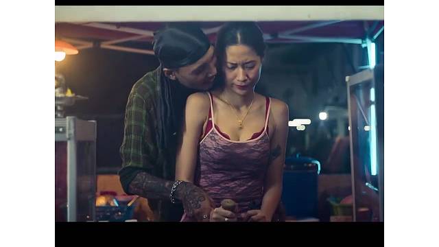 小混混对老板娘动手动脚
