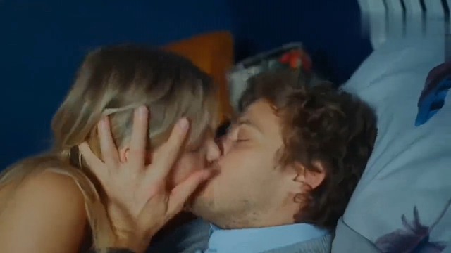 妻子在家偷腥，谁知丈夫还在床上欧美电影