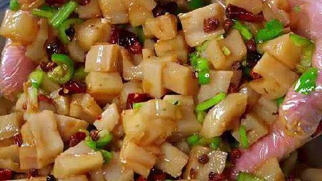 在家想吃凉拌菜，可以试试这道炝拌藕丁，清爽好吃，和夏天超搭。 ​​​