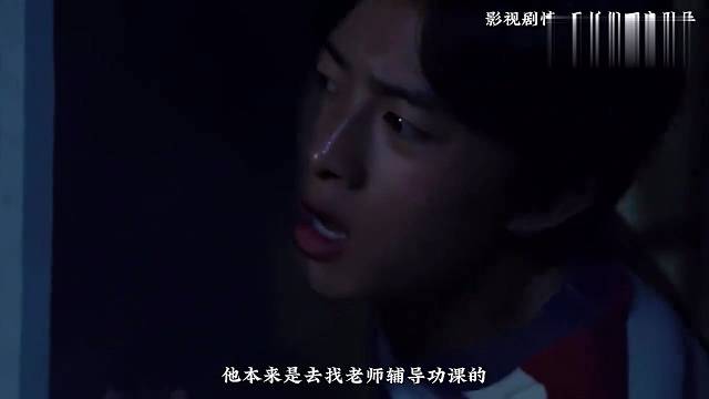 情侣在屋里被小伙在门口一览无遗