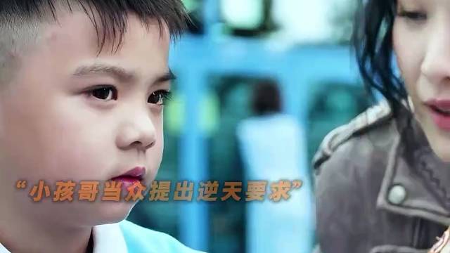 美女给小朋友抓球球