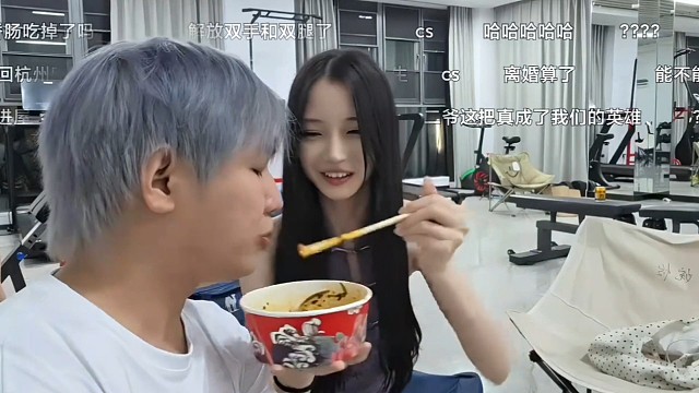 小二感慨结婚结早了，被灰子投喂面条，直言这波算是享福了