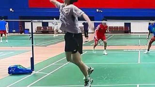 “石宇奇备战世锦赛…随手就是一记反手杀”