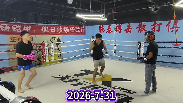 新乡家长陪孩子试搏击，亲自上擂台打样好酷