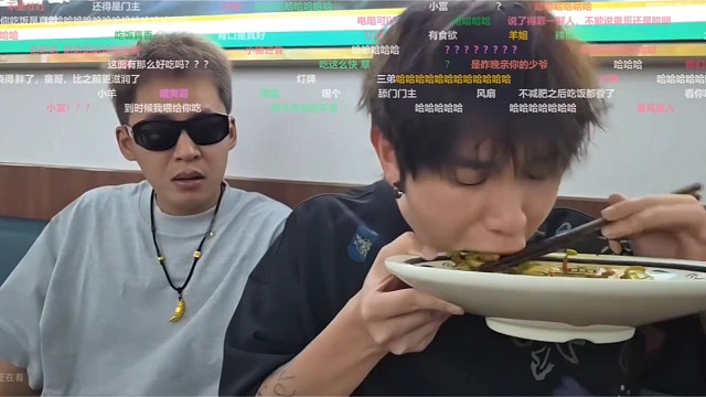 童锦程我还是喜欢那个人亲，是哪个我就不说了，童吃面朗哥在后面看呆了
