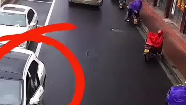 你是车停的不合格，门开的也不对啊 停车 停车位 开门杀