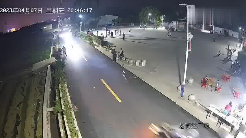 广场小路，怎么看都不是可以起飞的路。