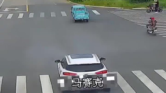 车辆行驶途中突然自燃 还好他及时出现