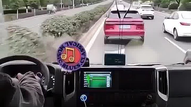轿车刚打转向灯就变道，瞬间冲撞进绿化带