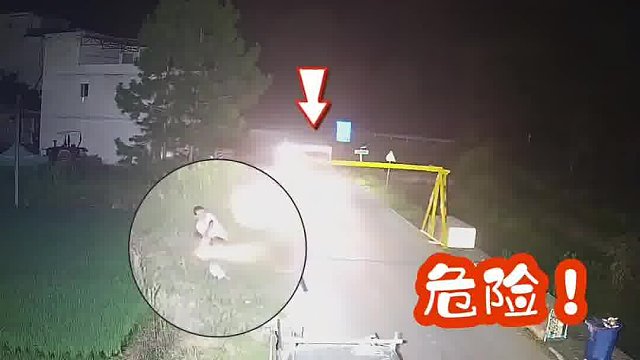 货车不慎撞上限高杆狠狠击中路边工人！