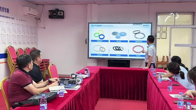 客户带了个旧密封圈来，我们一看……