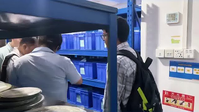 客户问我们仓库有多少库存，我们拉了货架给他看