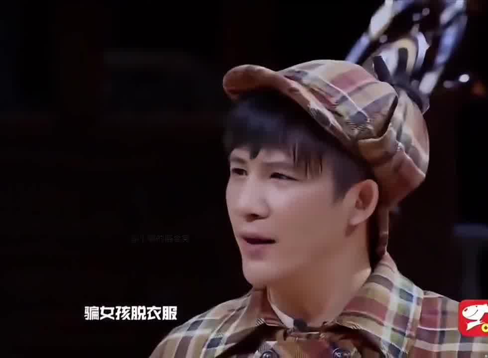 这孩子打小就内向，你们玩带着点他
