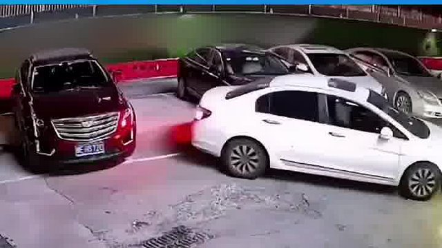 凯迪拉克乱停车，驾驶门被堵！