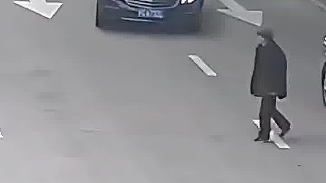 老人任性横穿马路，轿车躲闪不及将其撞飞。请勿随意横穿马路