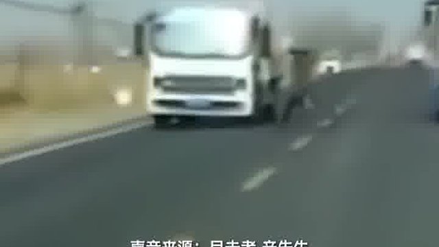 女孩突然冲出马路快0.1秒就出大事了！