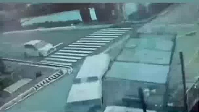 监控下一幕,路口都不减速,两轮遭遇两面夹击