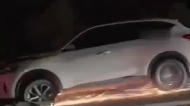 一辆拖车拖着小汽车一路火花带闪电