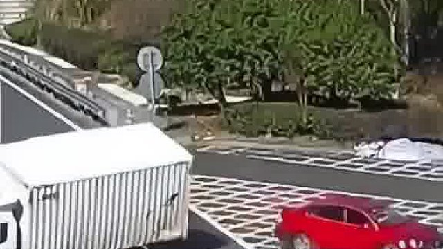 女司机高速变道停车看导航！
