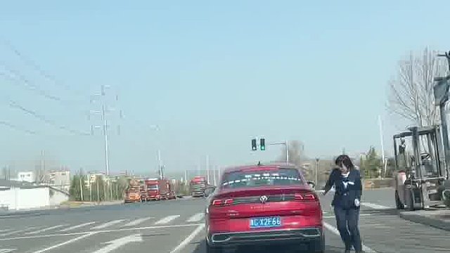 偶遇女司机，这操作也是没谁了