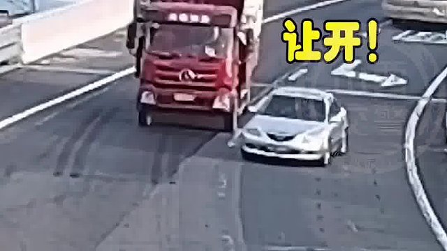 只见小车突然向身旁的大车拐去……这样的“角力”要不得！#政媒原创作者联盟 #文明守法平安回家 #交通
