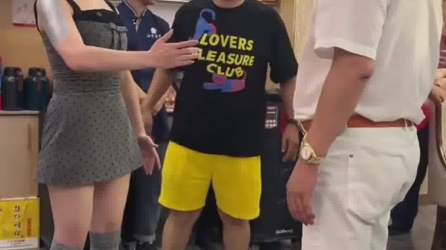 头一回见送礼物送美女机器人的
