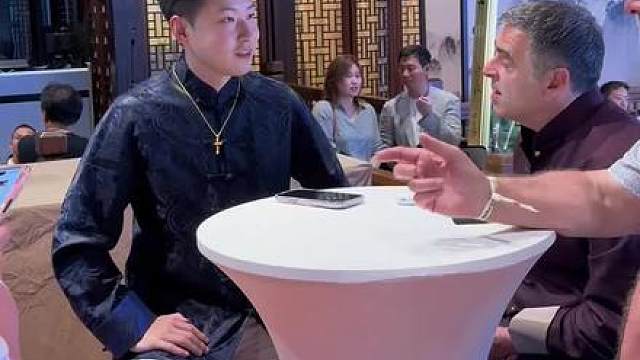 赵心童直言除了丁俊晖就是奥沙利文对自己帮助最大，作为场上对手，场下师徒经常在一起练球，这一见面两师徒就聊上了。
