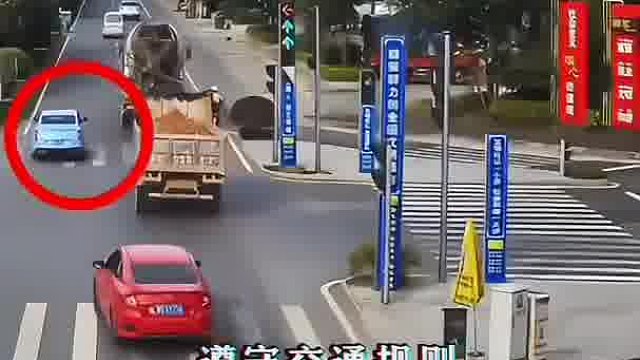 路上任意变道，撞翻电动车。