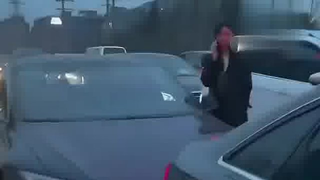 男子嗮出三年前车子被追尾视频