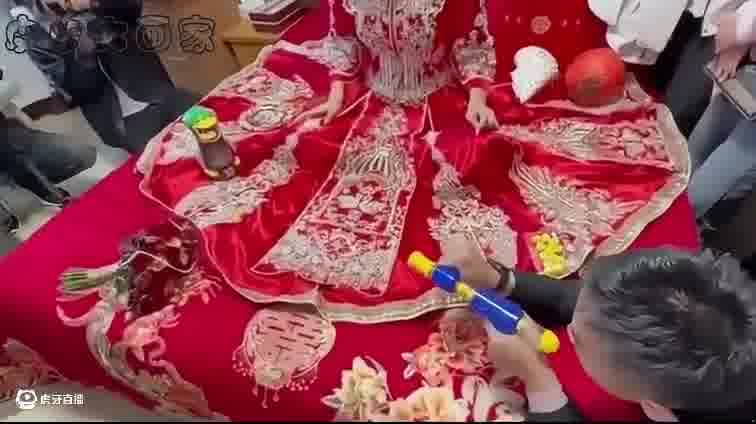 笑容越来越放肆。。