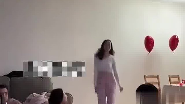 可爱与性感对比，简直一文不值，黑衣女才是主角