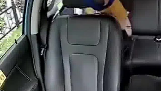 女子一个开门杀，可把自己吓不轻……