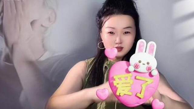 路演粉丝比个大大的爱心，做出拍球姿势扔给星爷，星爷用这种无厘头又温柔的方式，接住了粉丝跨越多年的热爱与支持！他懂粉丝的热爱粉丝懂他的坚守一场比心活动，尝着星爷与勇为之间对动人的双向奔赴……