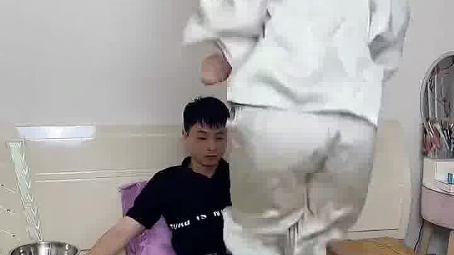 8 老公放假在家第二天，他说在家不好玩，想出去打牌，我不让他去，就陪他在家这样玩，这下在家好玩了吧