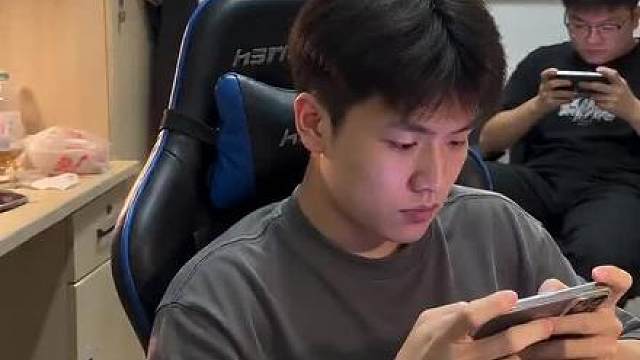 到底在那发些什么