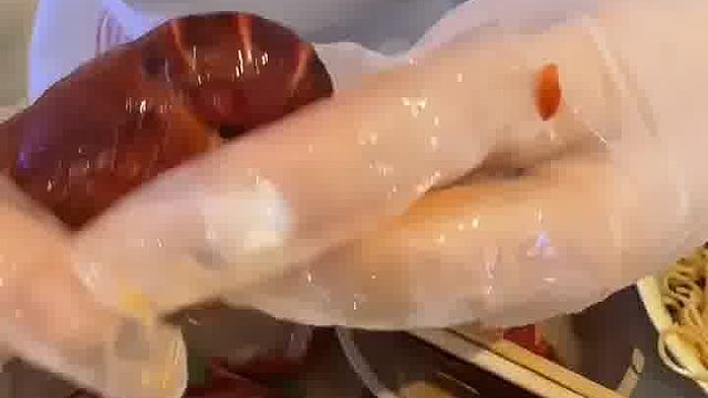 服务员：嘿，赈灾粮！ 嗯？公的，嗯？还是公的，怎么都是公的啊！