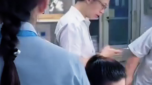 客户把密封圈卷起来塞进小孔，看它弹出来