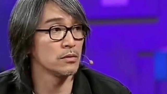 身高从不是界限，作品自有高度。
满头白发，依旧是一代人的盖世英雄。