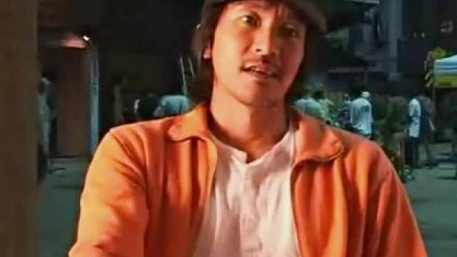 星爷：武功？我也会啊！周小龙听着，你要继承师伯李小龙的遗愿，将中国功夫发扬光大，这也是我替你起名周小龙的原因，从今天开始你就是龙的传人。