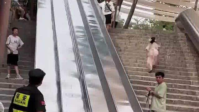 原来我的女朋友那天真的是去滑滑梯了