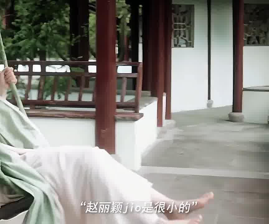 在剧中多处细节体现了她的娇小可爱