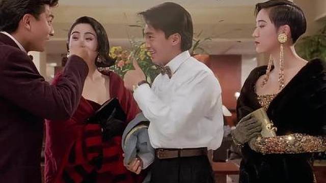 张敏是与周星驰合作次数最多的星女郎，鲜活灵动的演技搭配极致外形，让她成为九十年代港片最具代表性的荧幕符号之一。