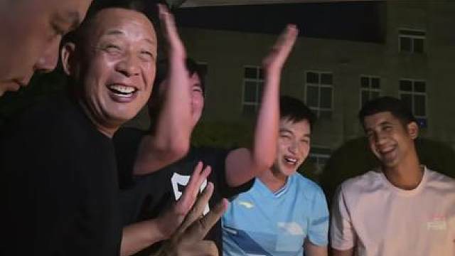 小章的vlog在许昌，用羽毛球感受胖东来 说实话，来之前我对胖东来、对东来大哥都不太了解，就是抱着比赛赚钱的心态来的。 
但这几天待下来，真的被震撼到。最戳我的就是他一直在传递的理念：人活着，首先要开心，要善良，要自由。当然不是说不用努力奋斗哈，只是别一辈子困在生存焦虑里，满脑子只想着赚多少钱、要达到什么目标，反而把生活本身的快乐给丢了。 
最神奇的还是羽毛球。就因为大家都热爱这项运动，不管你是什