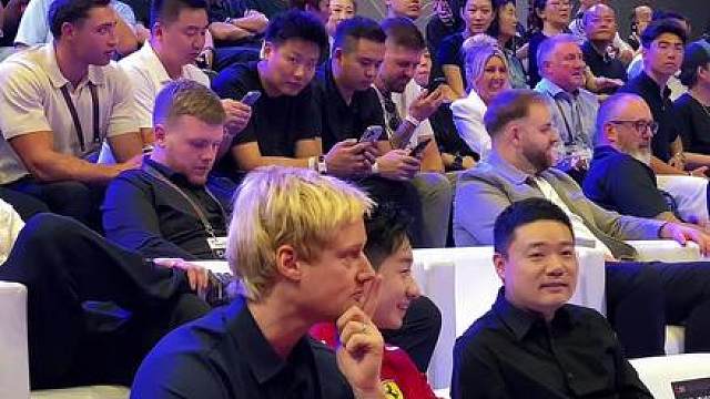 丁俊晖和吴宜泽聊的火热，罗伯逊：要不我走吧，斯诺克中国公开赛开幕式