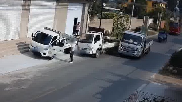 货车认为违停车辆挡住了道路，表示责任应该五五开这样合理吗