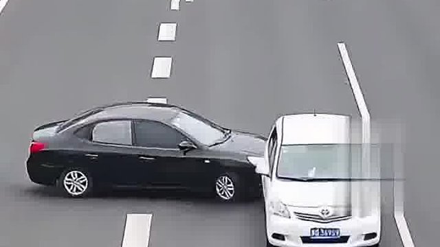 为躲避变道车，小车高速漂移上演“回头杀”