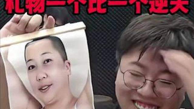 狂魔哥拆粉丝礼物