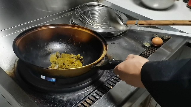 酒店退休老师傅，酸菜肉片做的一绝，老板看了一口没吃！